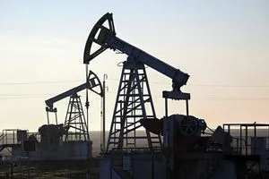 النفط ينخفض من أعلى مستوياته خلال أشهر