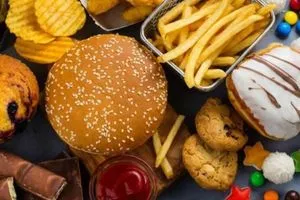 خبيرة تغذية تحدد  أطعمة تزيد من خطر الإصابة بالسرطان بعد سن الخمسين