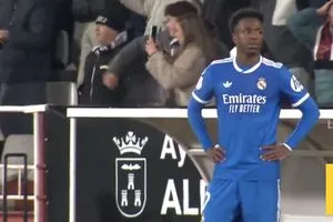 صور لحظة القاء الموز على فينيسيوس