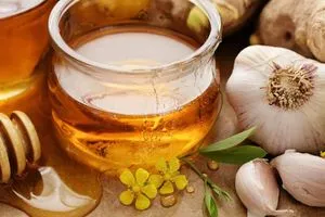 العسل والثوم وصفة قديمة تعود بوعود صحية جديدة وكالة الانباء العراقية واع