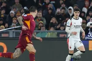 دي فينتر يتقدم لميلان بالهدف الأول ضد روما