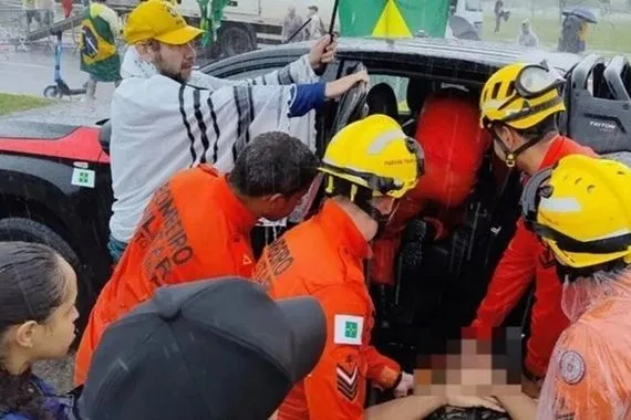 البرازيل صاعقة تطيح بمتظاهرين مؤيدين للرئيس السابق