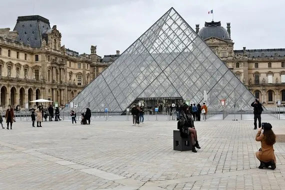 فرنسا متحف اللوفر يوصد ابوابه مجدداً