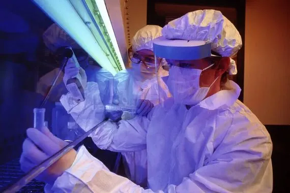 الذكاء الاصطناعي يخلق فيروسات حية في المختبر لأول مرة