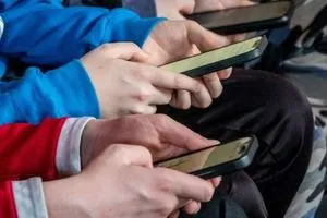 فرنسا تقر حظر استخدام وسائل التواصل الاجتماعي لمن هم دون 15 عاما وكالة الانباء العراقية واع