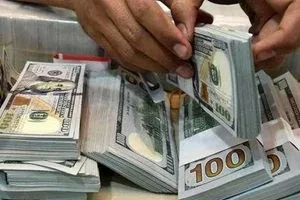 اقتصادي التهريب والادخار وراء ارتفاع الطلب على الدولار في العراق