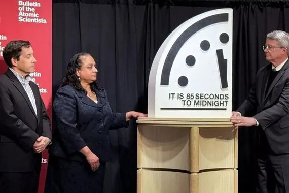 ساعة يوم القيامة الرمزية تقترب هذا ما قاله علماء ذرة