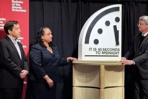 ساعة يوم القيامة الرمزية تقترب هذا ما قاله علماء ذرة