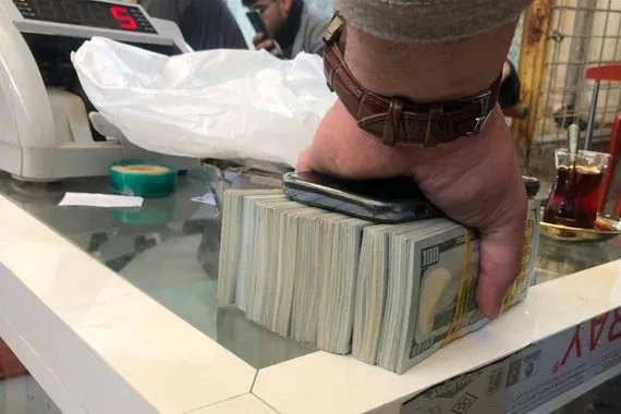 تراجع طفيف بأسعار الدولار في البورصة العراقية