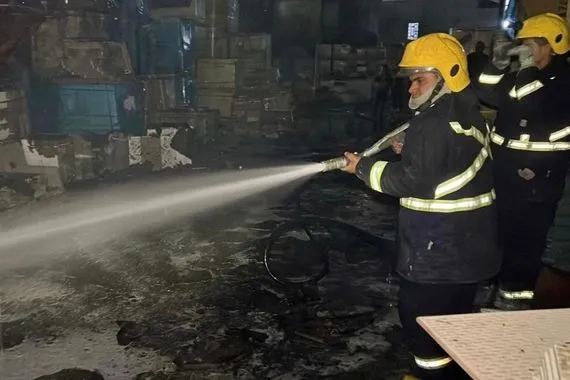 السيطرة على حريق داخل بناية تجارية في الزعفرانية