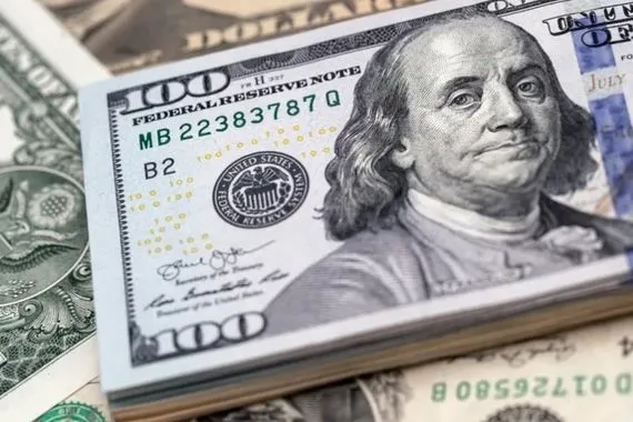 عالميا الدولار يهبط لأدنى مستوياته في 4 سنوات وسط مخاطر متزامنة