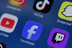 فرنسا تقر حظر استخدام وسائل التواصل الاجتماعي لمن هم دون 15 عاما