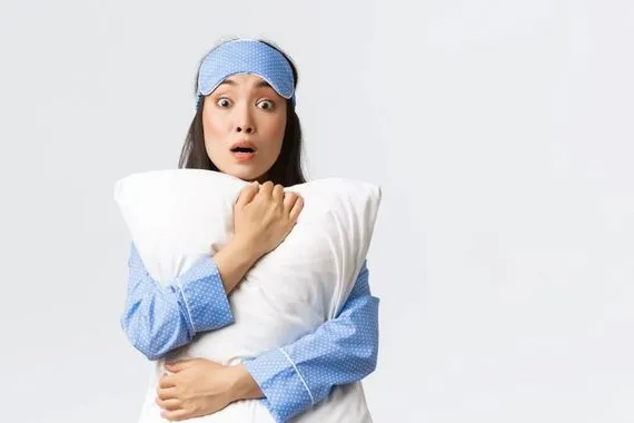 دراسة مفاجئة النوم بدون وسادة قد يحمي عينيك من حالة تسبب العمى