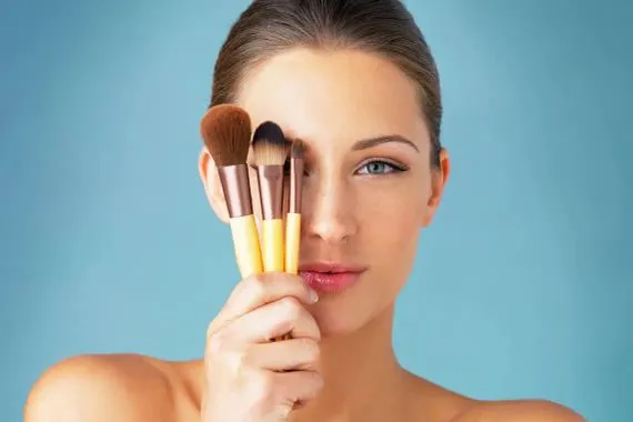 قرار لمحافظة اللاذقية بمنع تبرّج الموظفات يثير جدلاً بسوريا