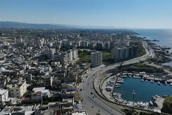 أثار جدلا واسعا قرار سوري يمنع تبرّج الموظفات