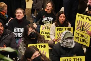 نيويورك فندق هيلتون يتسبب باعتقال العشرات من المتظاهرين شفق نيوز