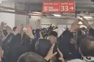 صورة ماذا فعلت جماهير ريال مدريد بعد الهزيمة امام بنفيكا